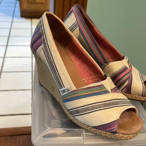 Multi color shoe, size 7W - Picture 3 of 8